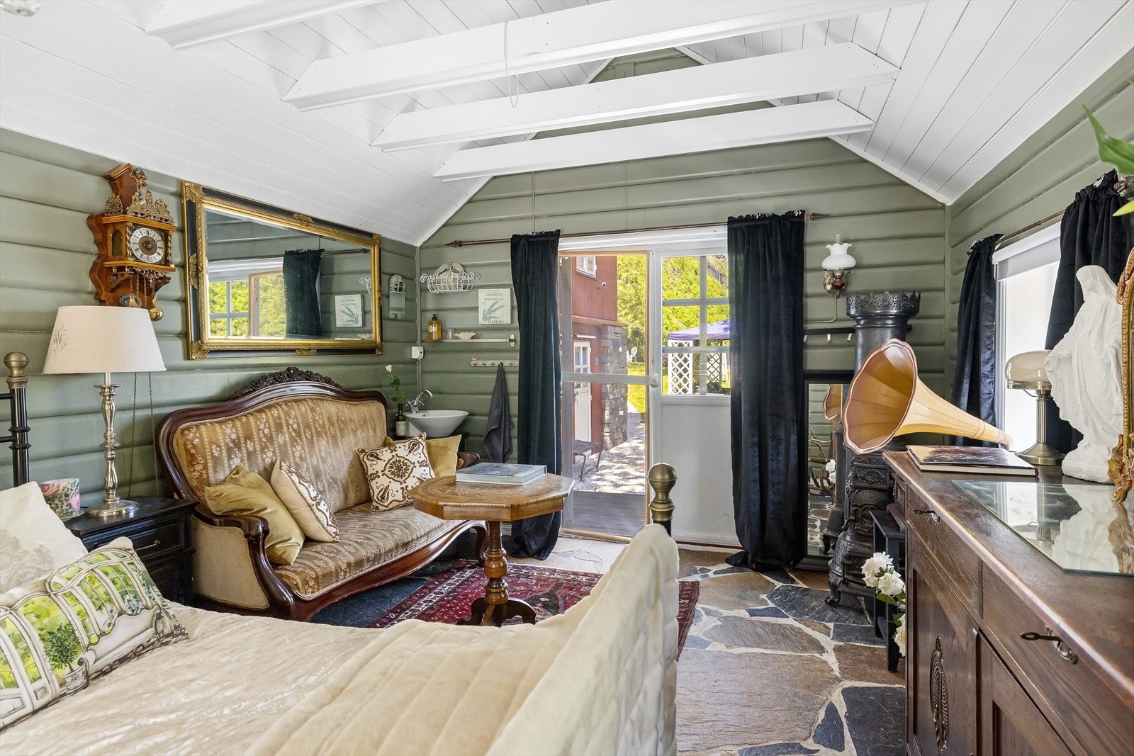 Tilhørende eiendommen finner du boligens anneks. Annekset ligger pent til ved strandsonen, har tilhørende terrasseplatting og er fullt innredet med liten stue, dobbeltseng samt også vanntilkomst og vask. Galleribilde