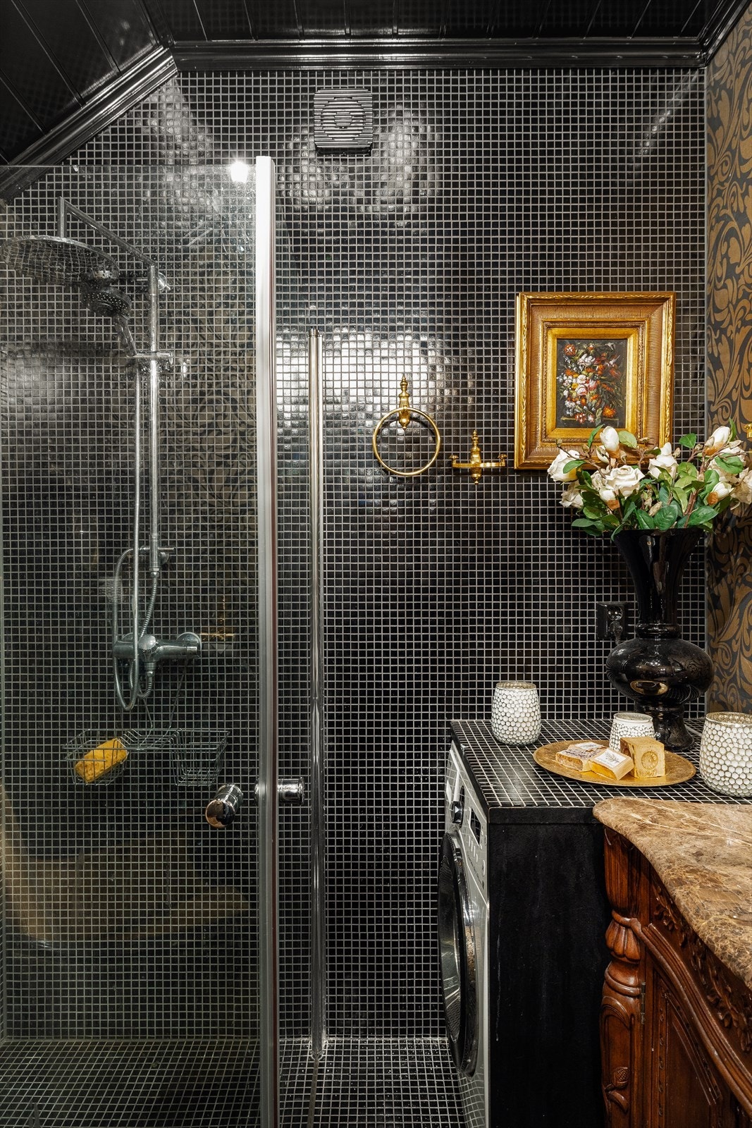 I etasjen over finner du et lekkert bad med vegghengt toalett, varmekabler, helstøpt servant, skap under servant med profilerte fronter, dusjdør i klart glass og kombimaskin med vask og tørk. Galleribilde