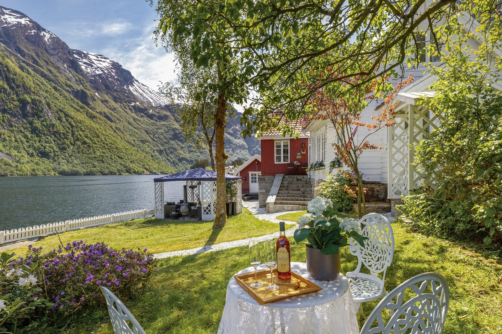 Med en tomt på 1099 m² er det god plass til utendørsaktiviteter. Galleribilde