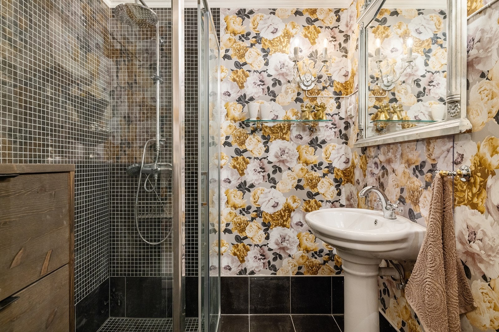 Det finnes ett bad i underetasjen og ett i første etasje som begge står i stil med hverandre og resten av boligen. Galleribilde