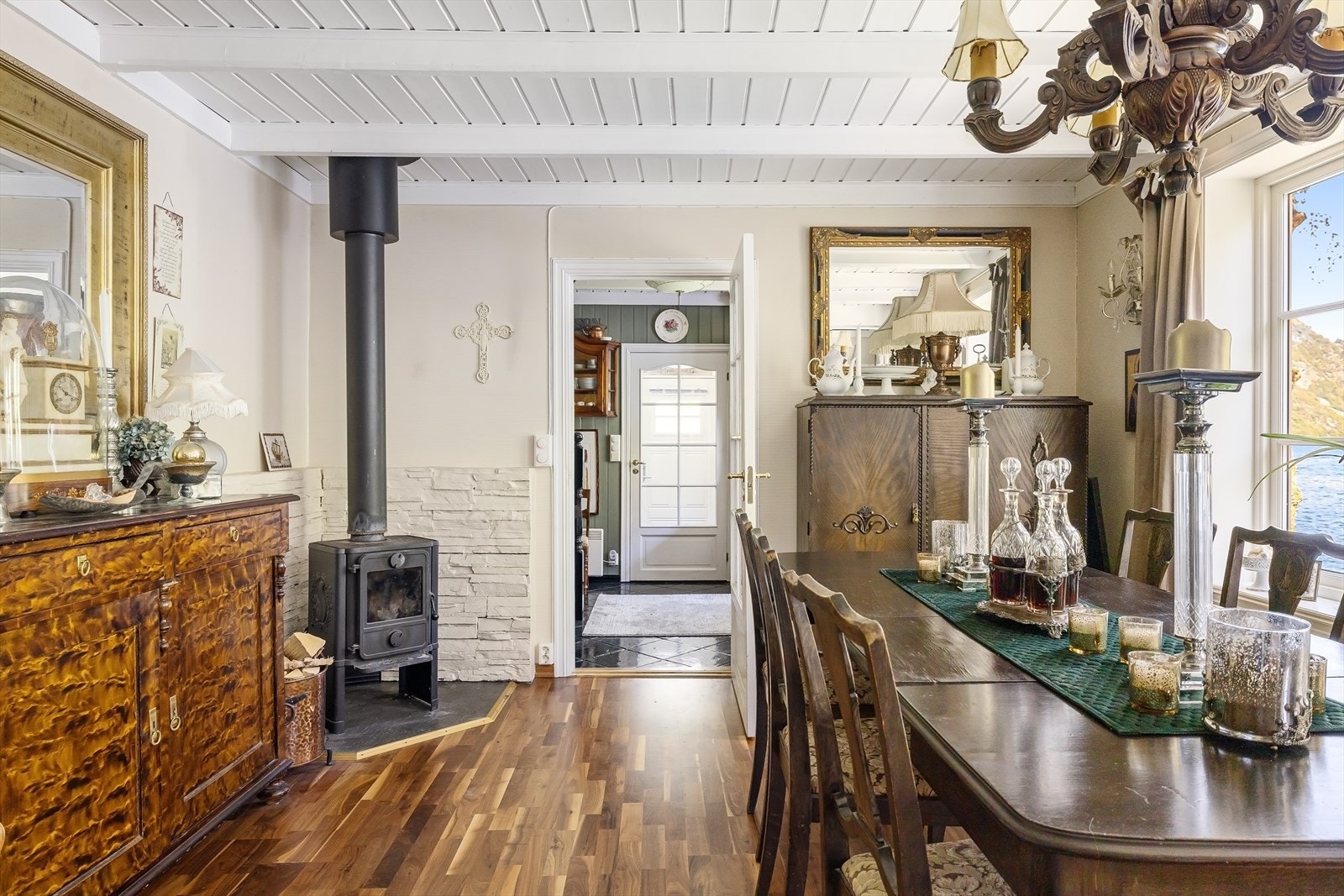 Stuene er som resten av boligen innredet med store vinduer som gir godt med lysinnslipp og flere gode plasser til å nyte den enestående utsikten. Galleribilde