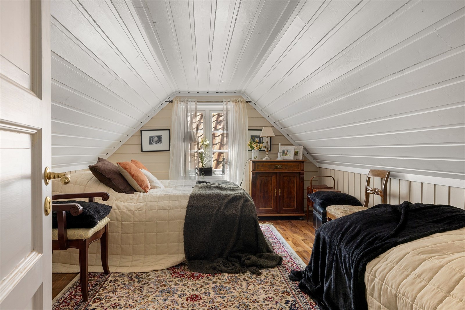 Det går en trapp opp fra kjøkkenet i hus 1 til en romslig andre etasje med to innredede soverom og en liten gang imellom. Her er det totalt fem sengeplasser. Galleribilde