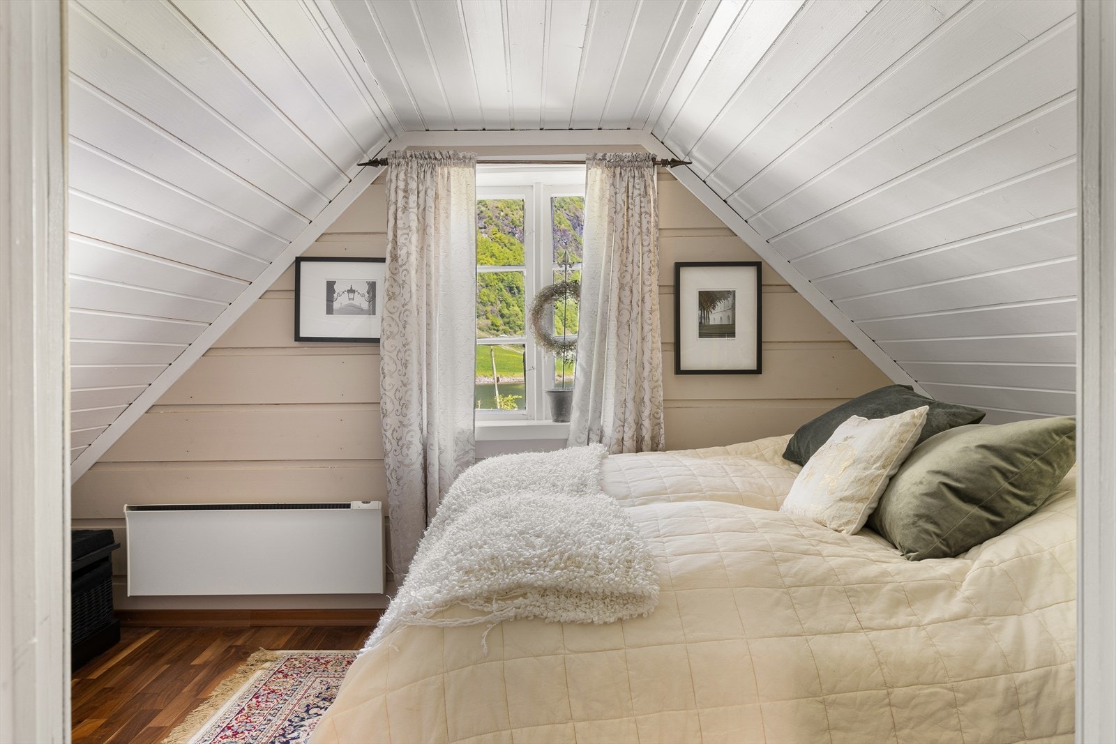 Begge rommene har plass til stor seng, nattbord og har sjarmerende vinduer som gir godt med naturlig lys. Galleribilde