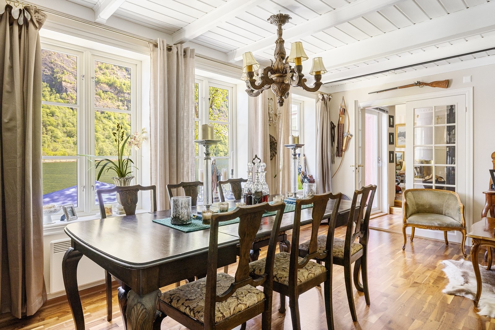 Stuens lekre dobbeltdør gir en naturlig fordeling mellom stuene og bidrar til en fin separasjon. Her kan en ha flere ulike selskap samtidig. Galleribilde