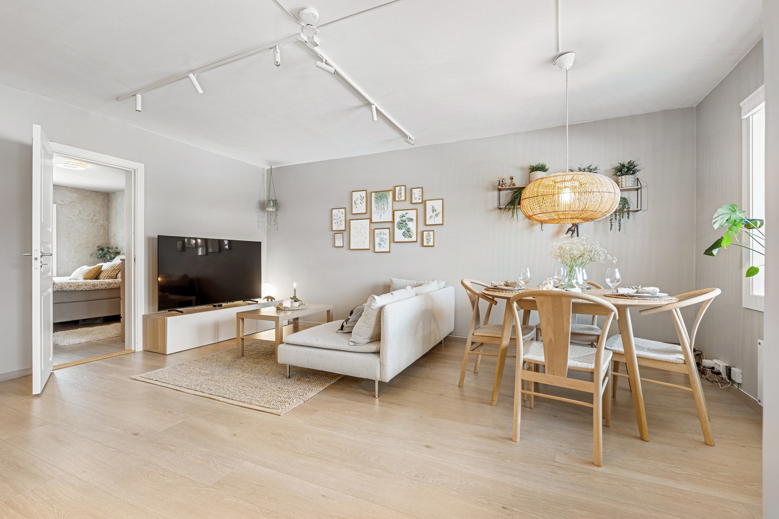 Rikelig med plass til spisebord, perfekt for sosiale sammenkomster med venner og familie. Galleribilde