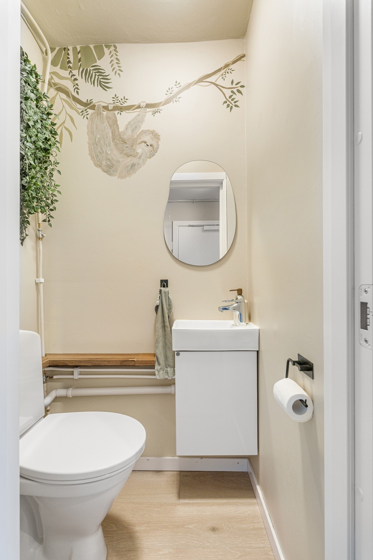 Praktisk toalettrom med gulvmontert WC og vask. Galleribilde