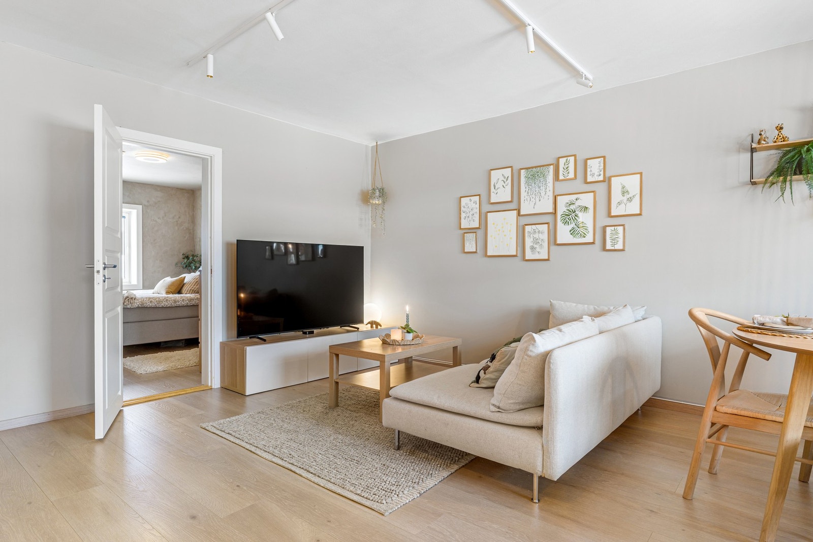 Lys og trivelig stue med moderne lysskinne. Galleribilde