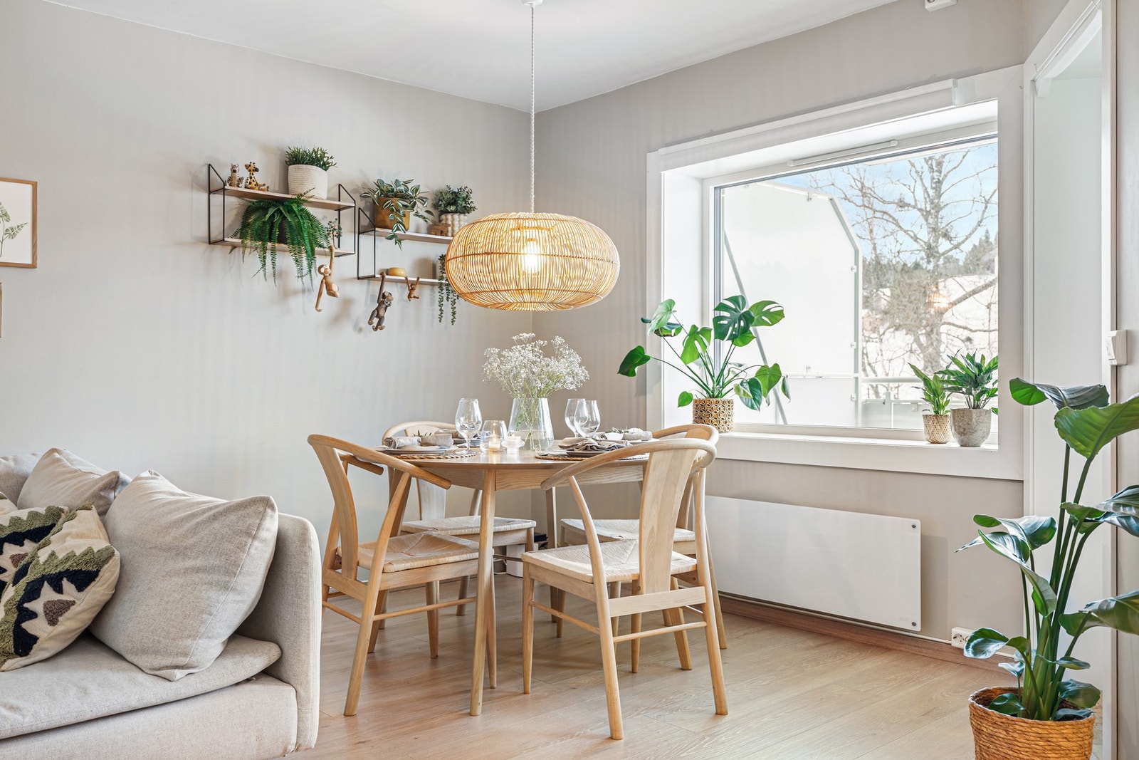 De store vindusflatene slipper inn rikelig med naturlig belysning. Galleribilde