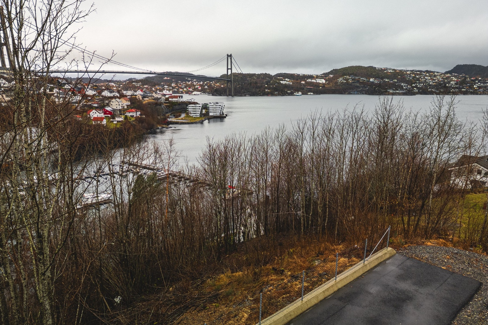 Fra tomten kan en nyte flott utsikt mpt Byfjordens innløp og Askøy. Galleribilde