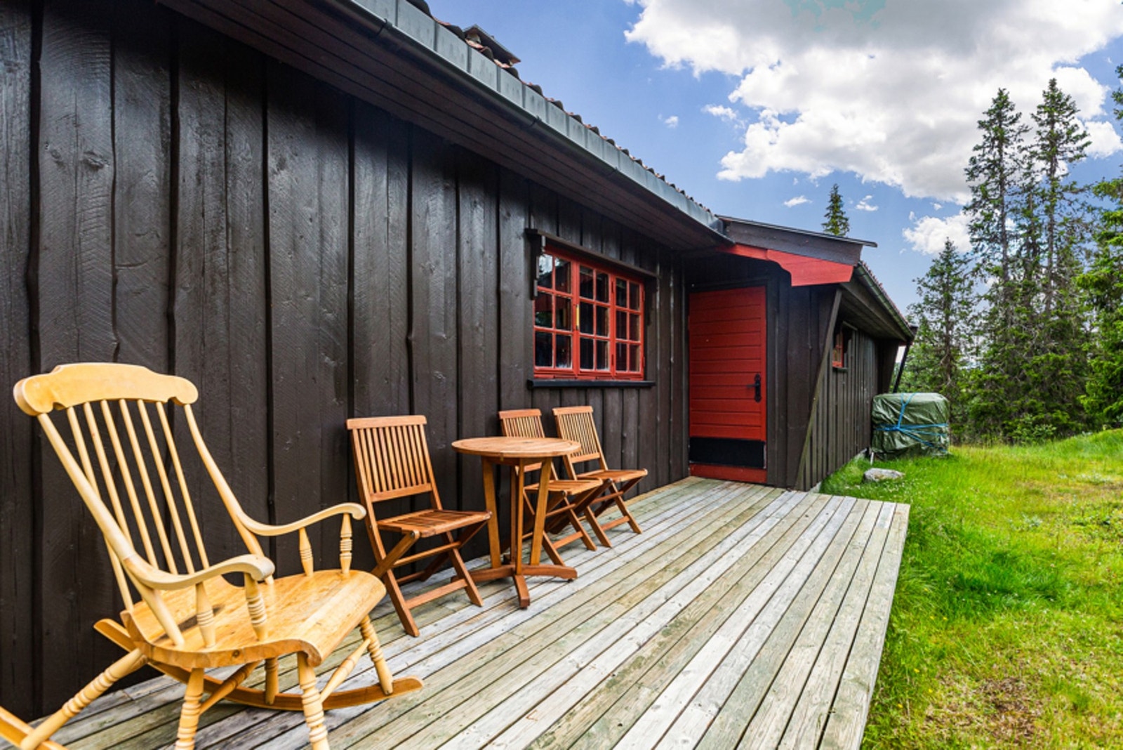 Terrasse både ved inngangsparti og ved stue. Galleribilde