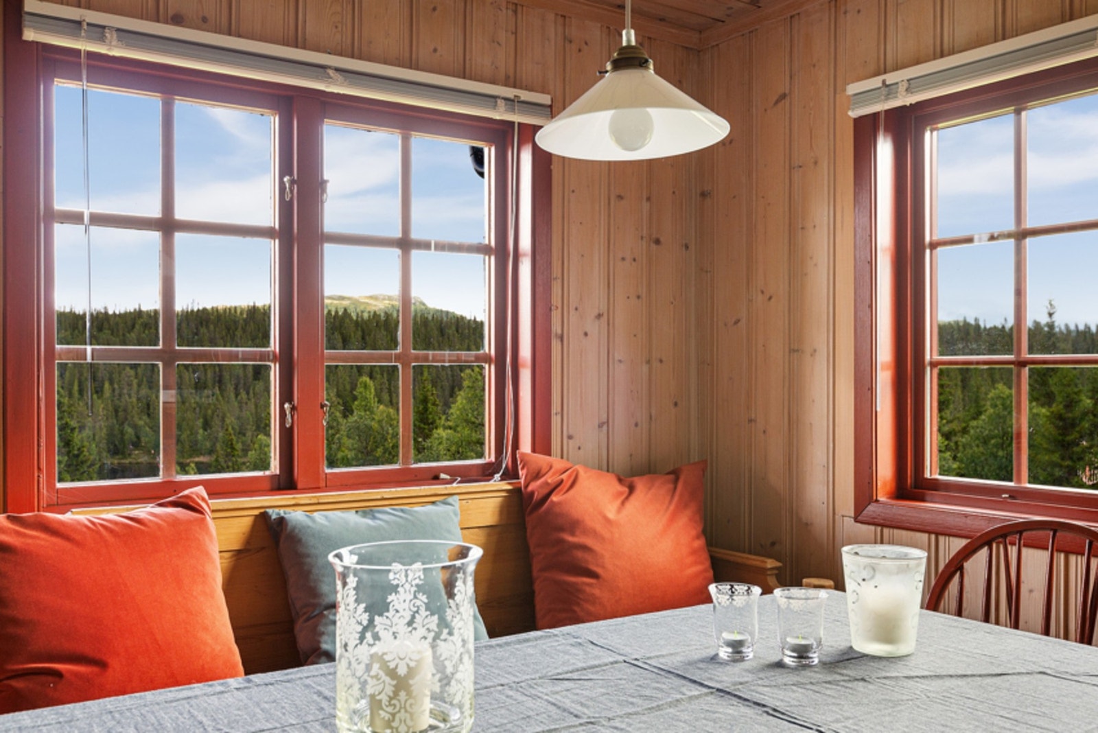 Spisestuen er er både lys og trivelig. Galleribilde