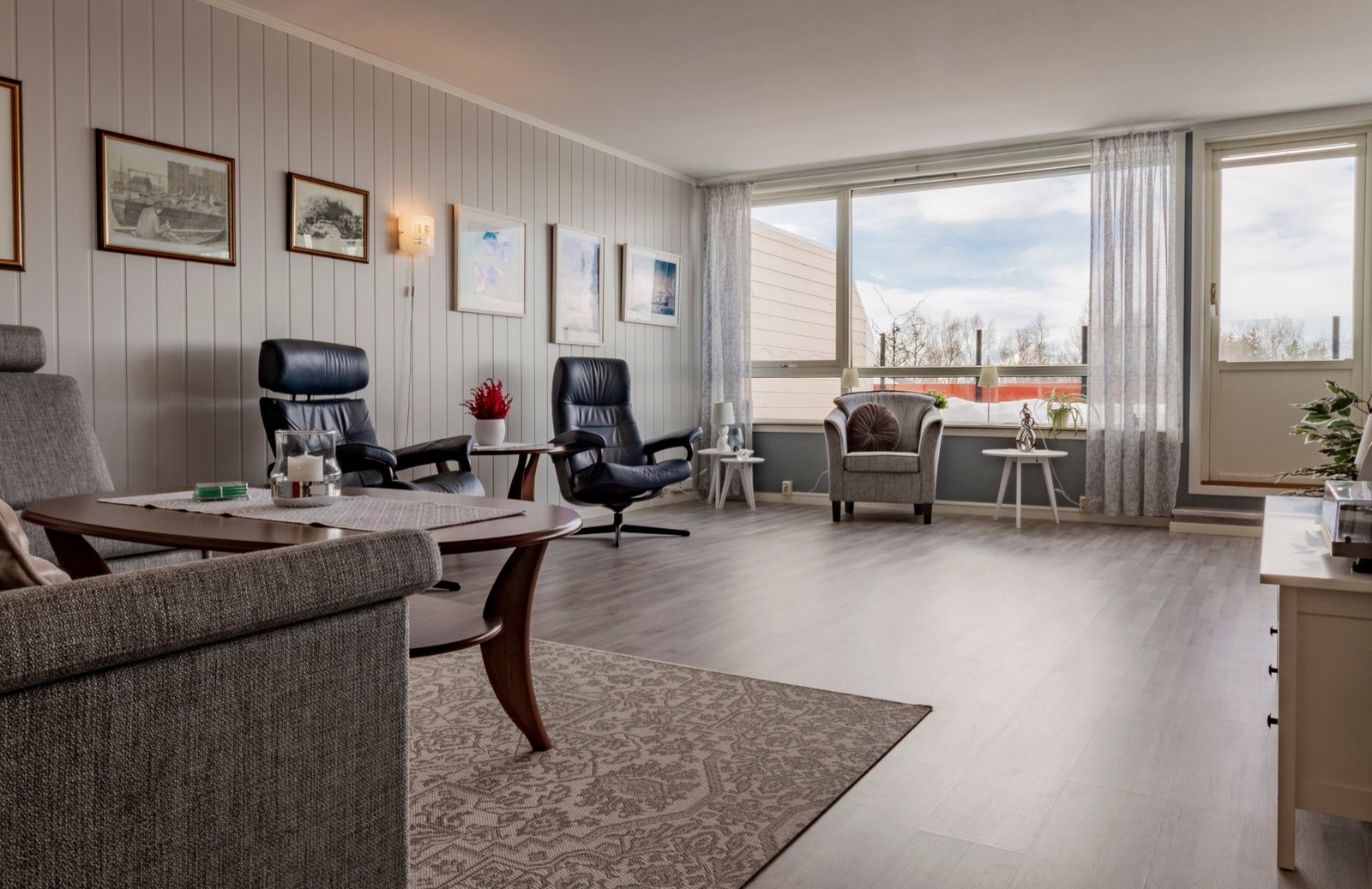 Stuen er stor og har store vinduer som slipper inn mye dagslys. Galleribilde