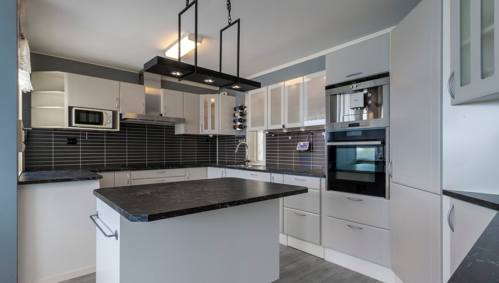 Pent og innholdsrikt kjøkken Galleribilde