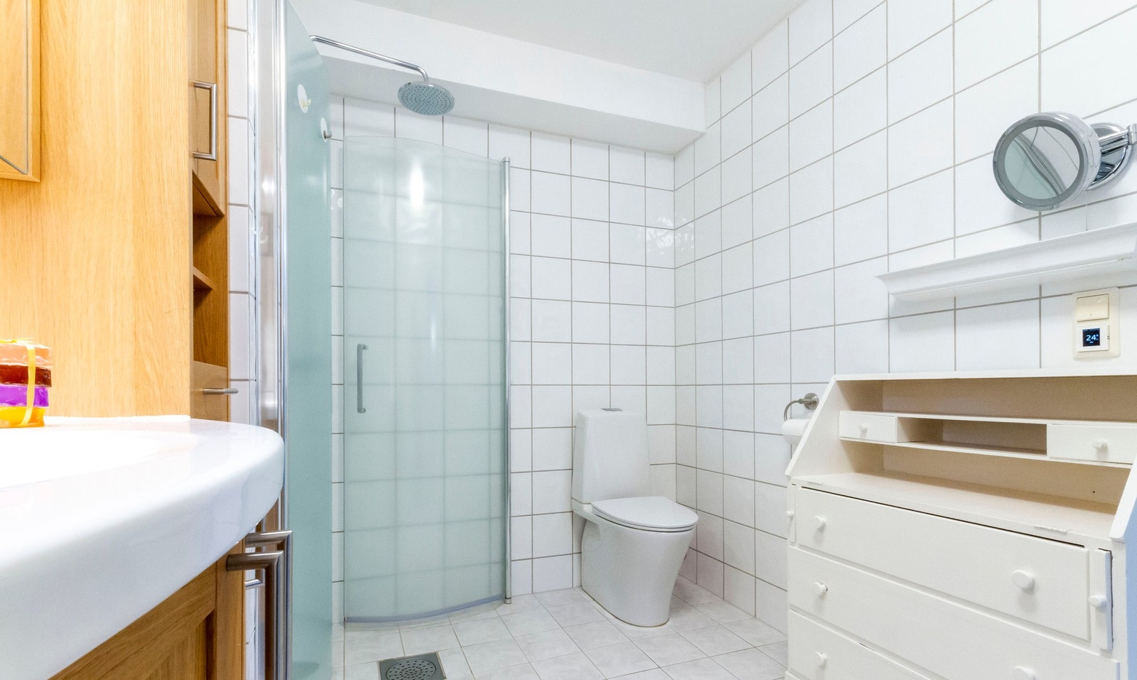 Flislagt og romslig bad. Galleribilde