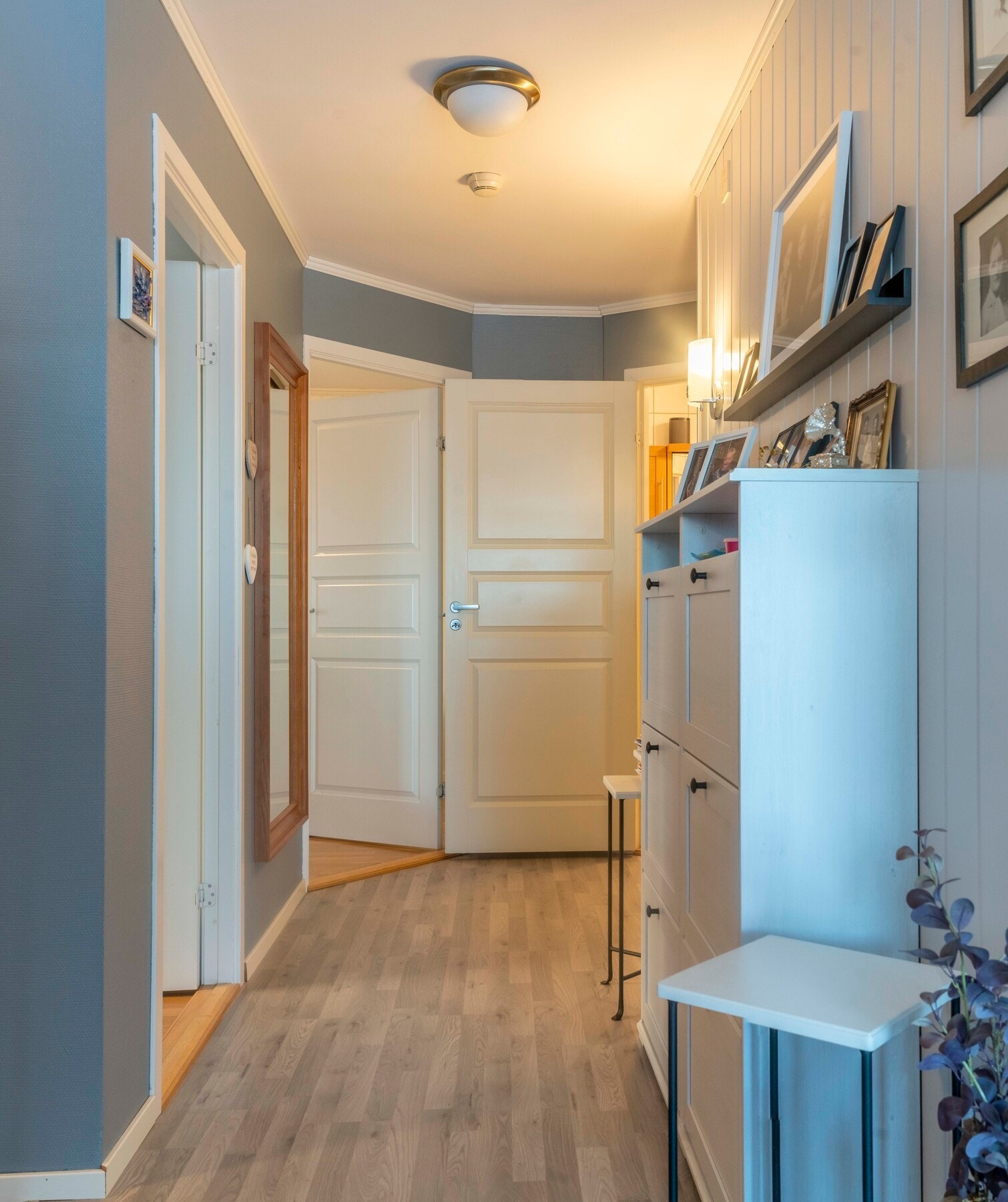 Gang med åpen løsning til stue og utgang til soverom, bad og entre. Galleribilde