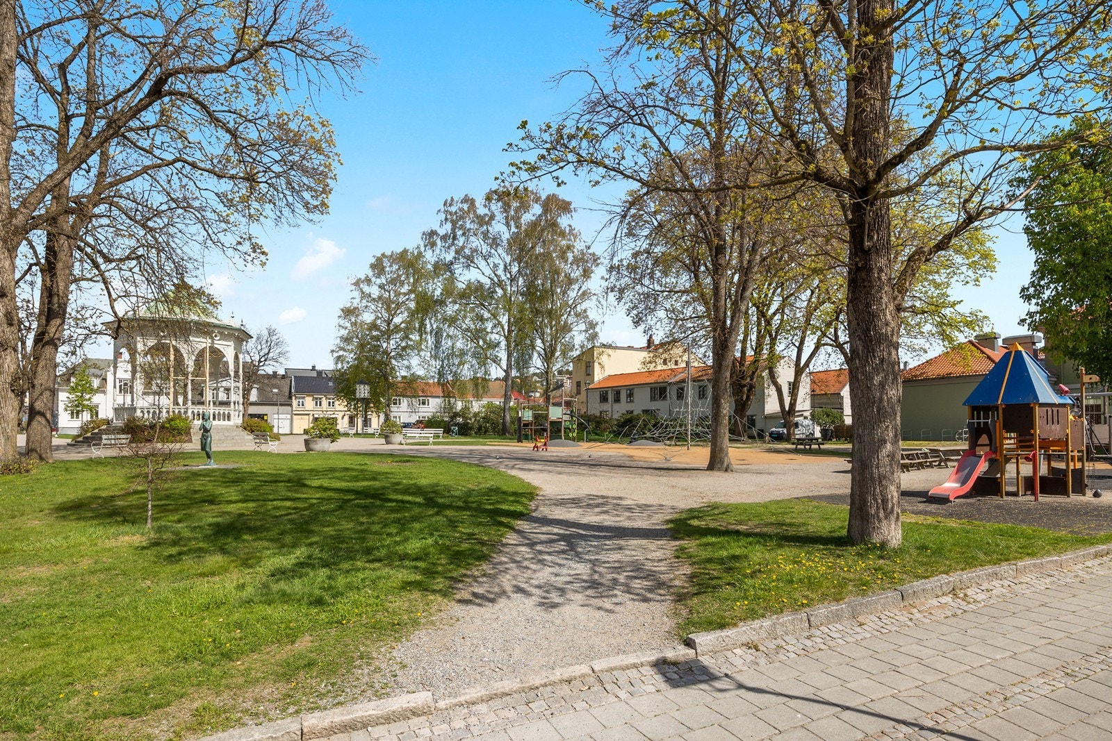 Flotte Busterudparken ligger rett ovenfor leiligheten Galleribilde