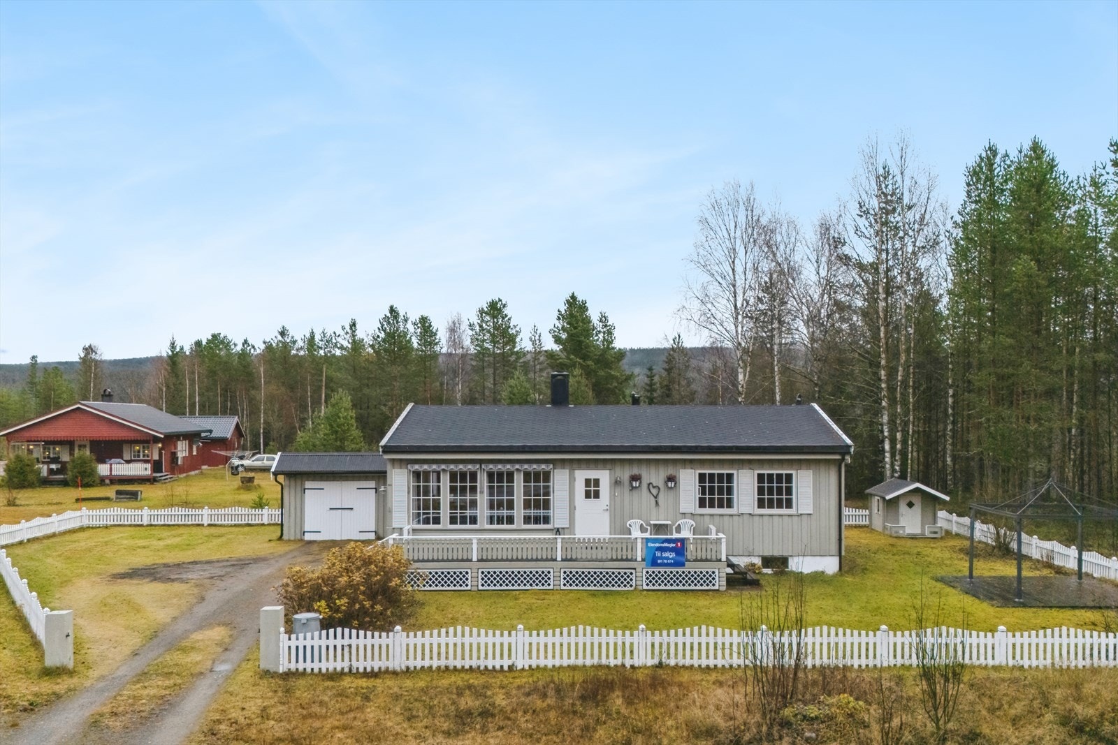 På tomten finnes også en lekestue for de minste, og en frittstående platting. Galleribilde