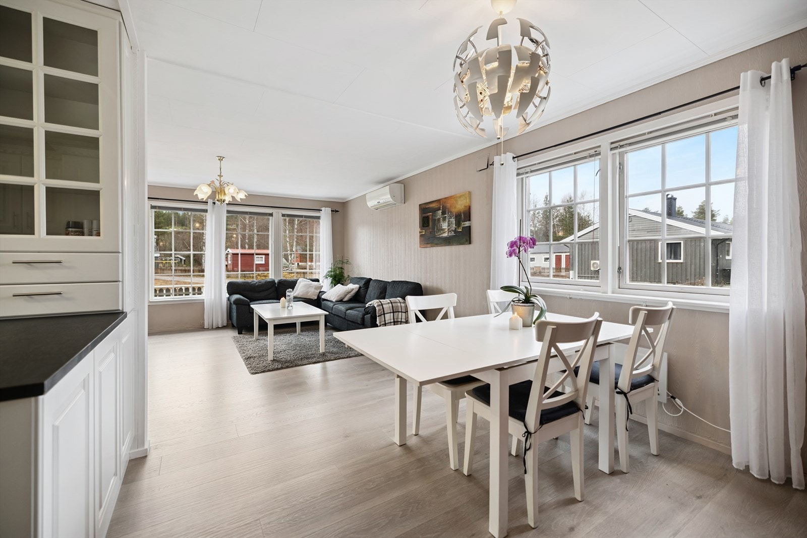 Store vindusflater slipper inn rikelig med dagslys i oppholdsrommene. Galleribilde