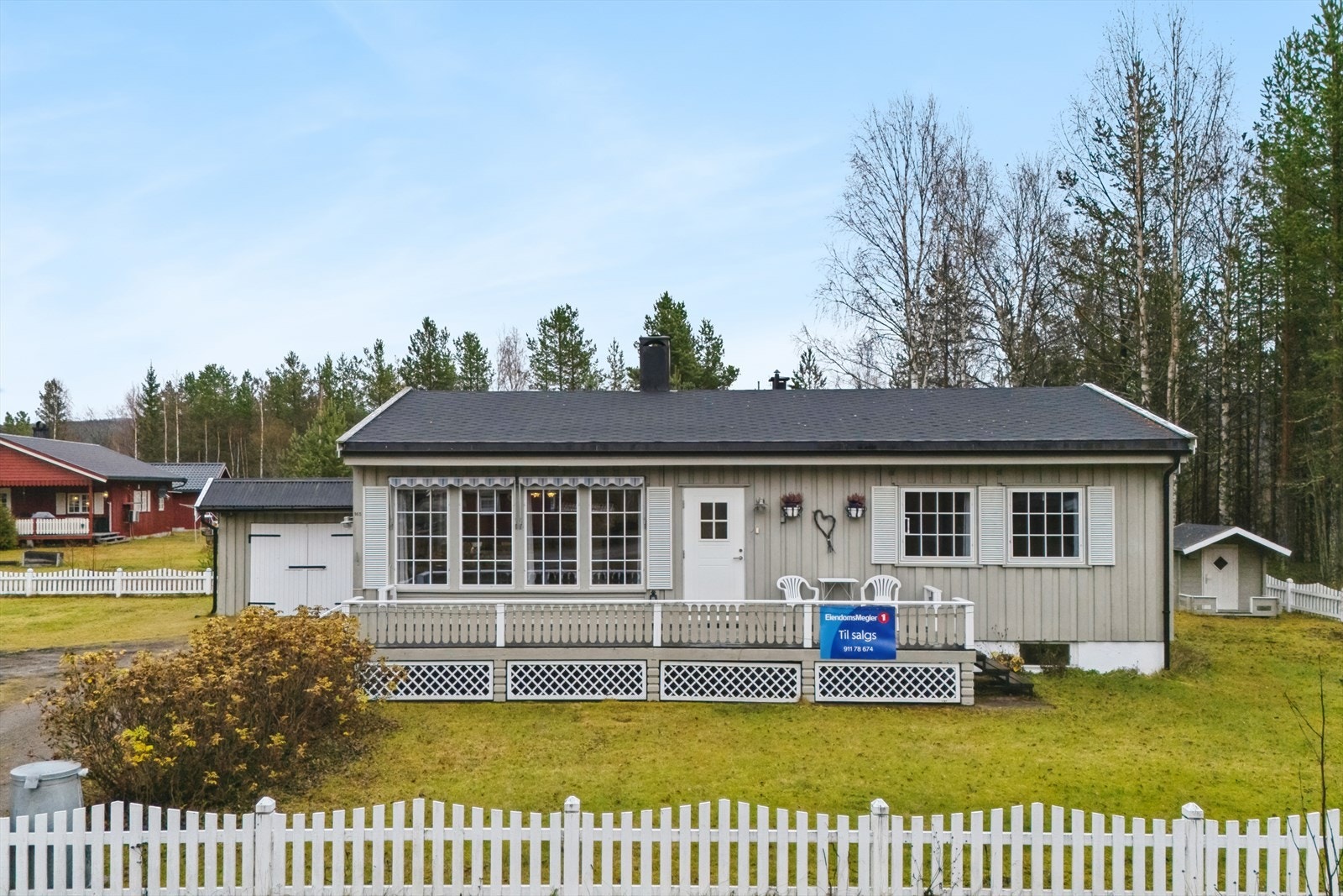 En velholdt enebolig med hyggelig, inngjerdet tomt. Galleribilde