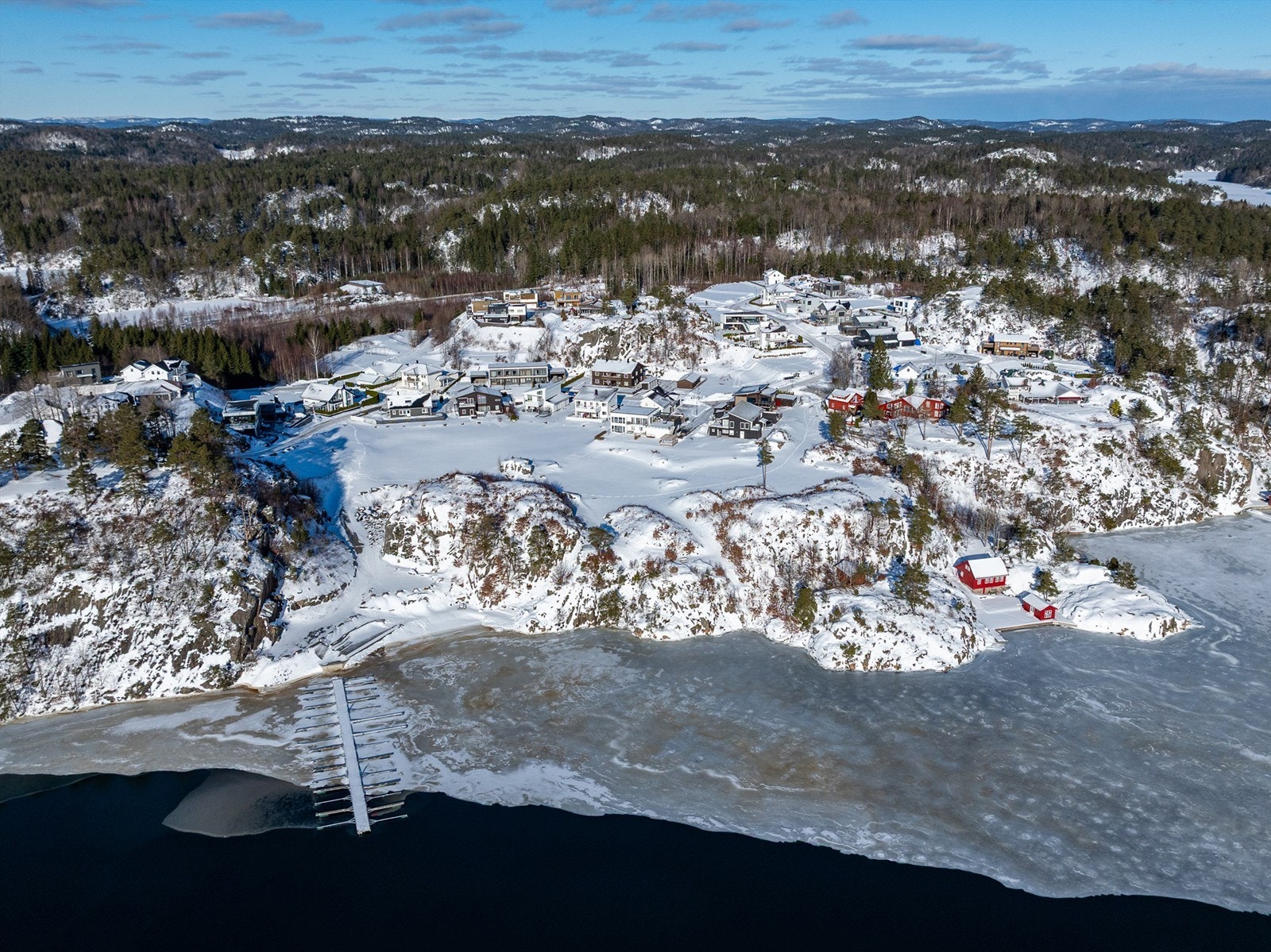 Kort vei ned til sjøen med båthavn og flotte turområder. Galleribilde