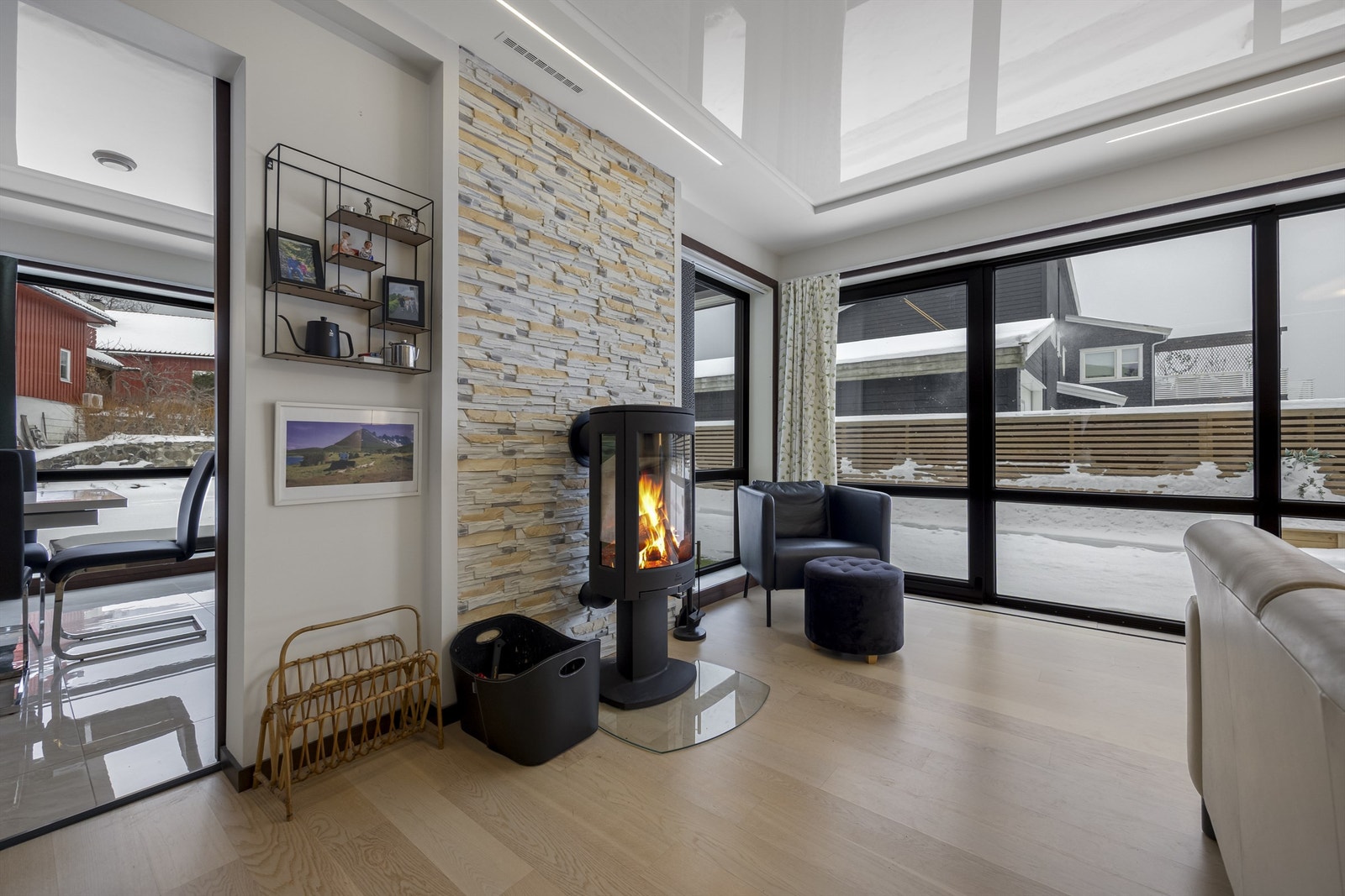 Vinduene fra gulv til tak visker ut skillet mellom inne og ute. Galleribilde