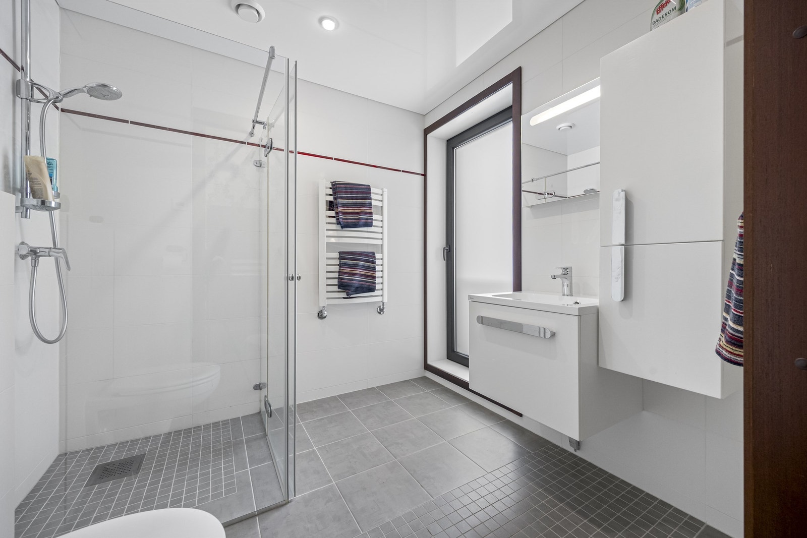 Det andre badet i etasjen er utstyrt med dusjhjørne med glassdører. Galleribilde