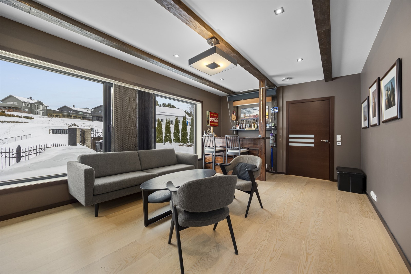 De synlige takbjelkene gir rommet en rustikk og solid karakter. Galleribilde