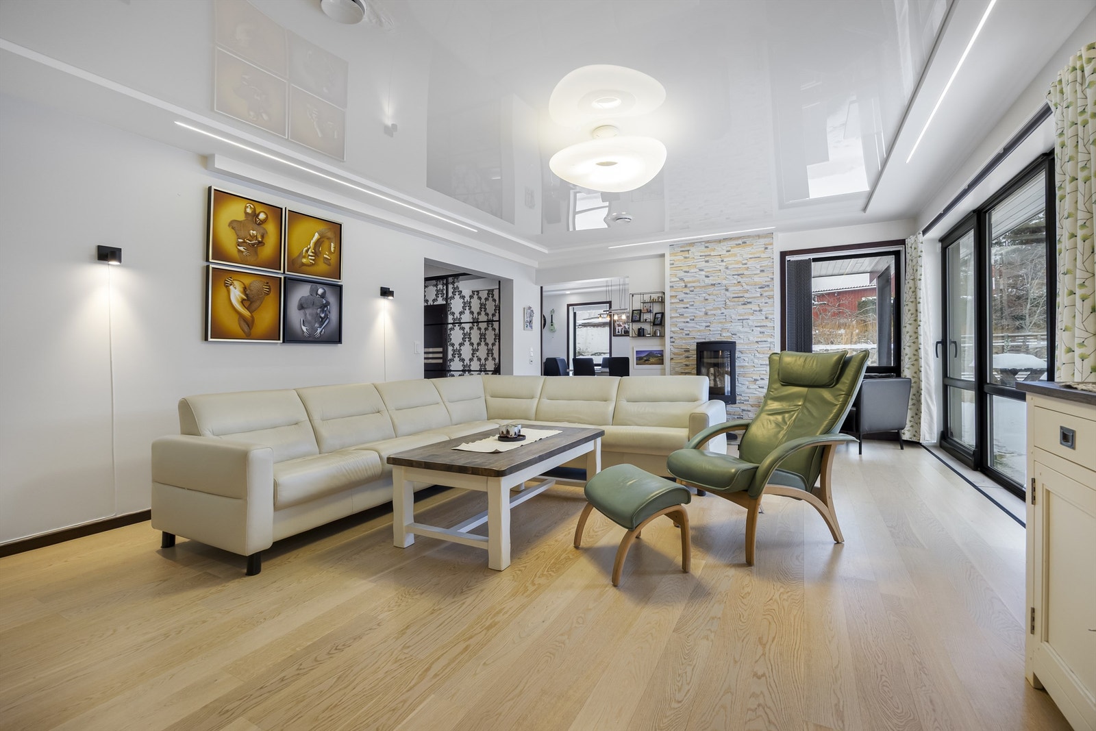 Hovedstuen er et lunt og romslig samlingspunkt med god plass til en stor sofagruppe. Galleribilde