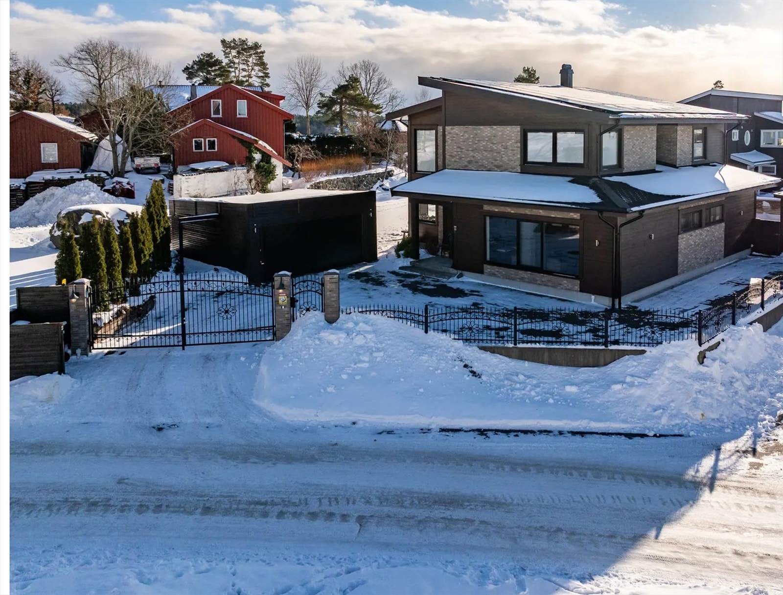 Inngjerdet tomt med en staselig, automatisk smijernsport som ønsker velkommen. Galleribilde