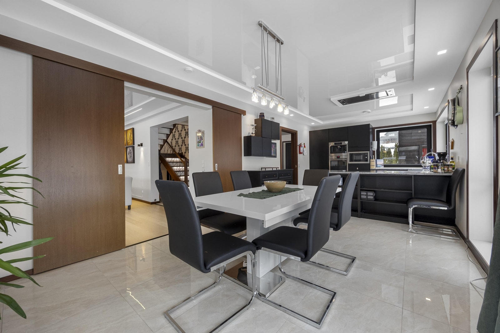 Den åpne løsningen mot spisestuen skaper en sosial og innbydende atmosfære. Galleribilde