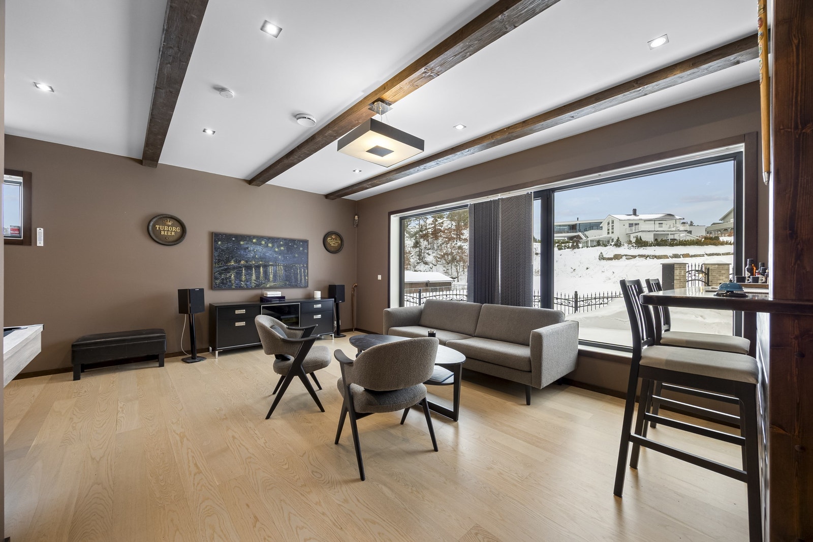 Egen TV-stue, eller hobbyrom, med plassbygget bar og god plass for sosiale aktiviteter. Galleribilde