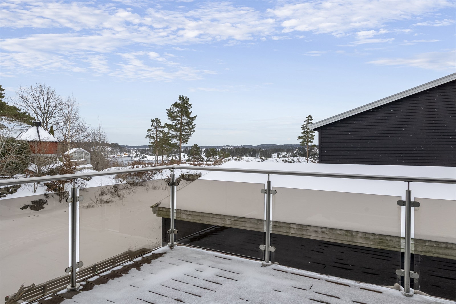 Fra verandaen i andre etasje har man en fin utsikt over nærområdet og sjøen. Galleribilde