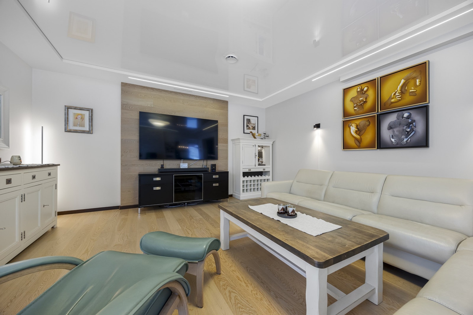 Rommet har flere soner for møblering og en egen TV-krok. Galleribilde