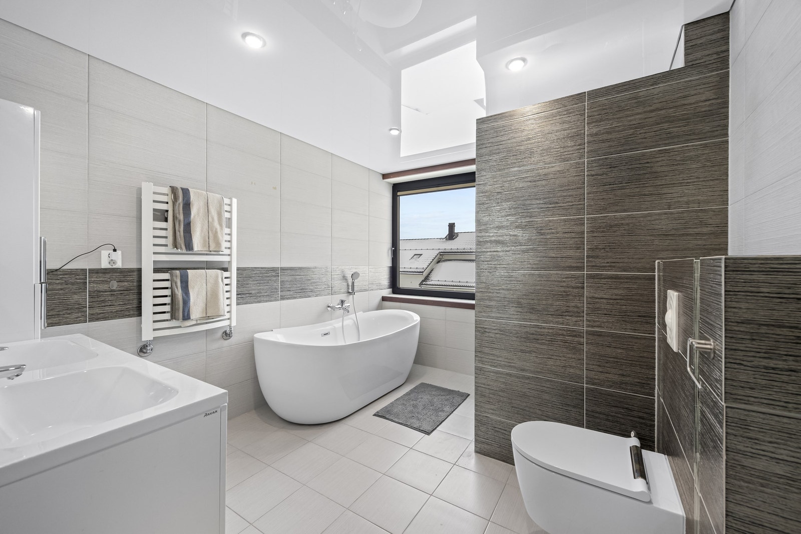 Her kan du nyte et bad i det frittstående badekaret. Galleribilde