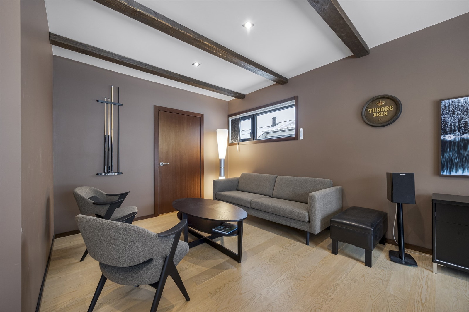 Rommet har flere vinduer som sikrer godt med dagslys. Galleribilde