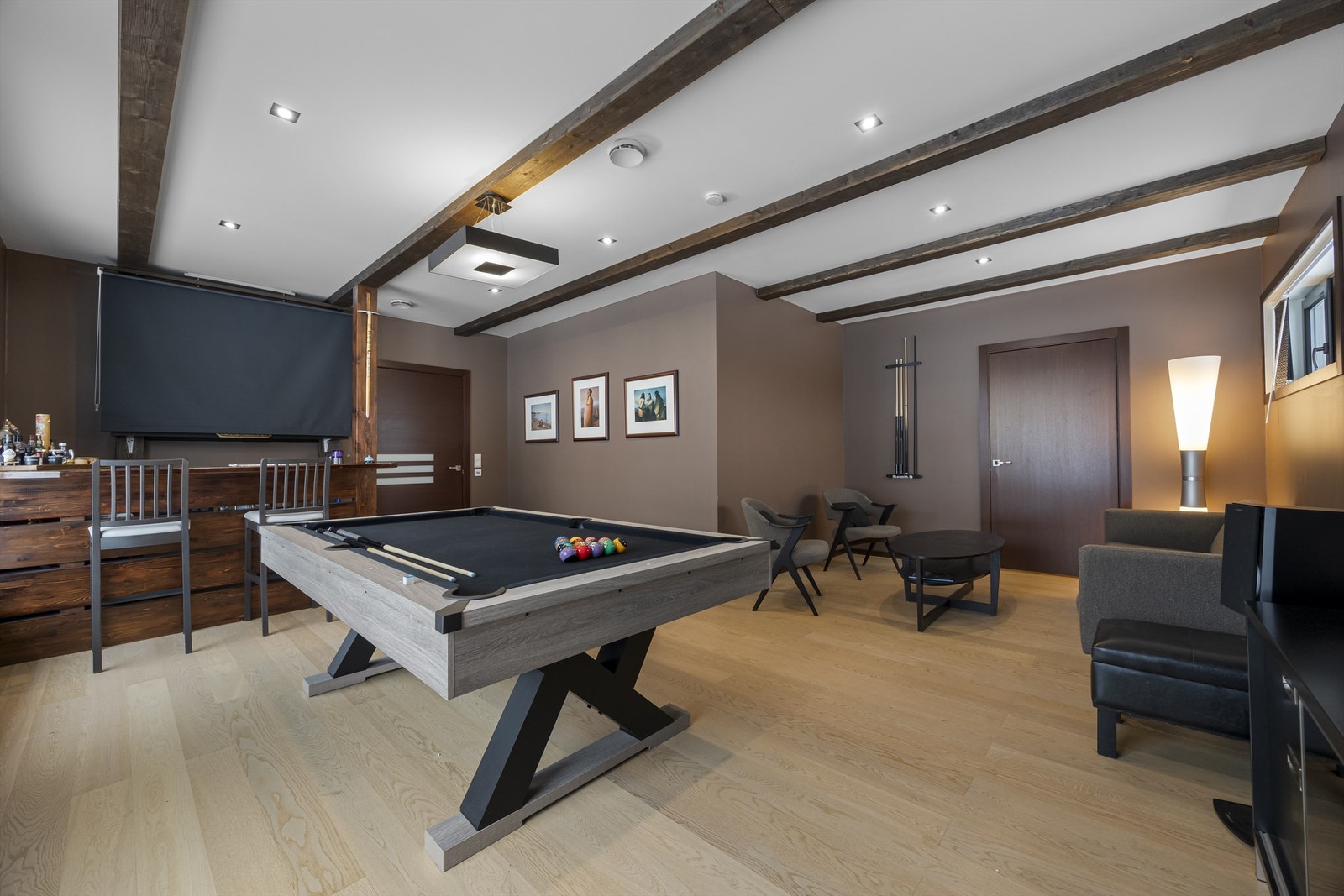 Her er det god plass til både biljardbord og en egen sofagruppe. Galleribilde