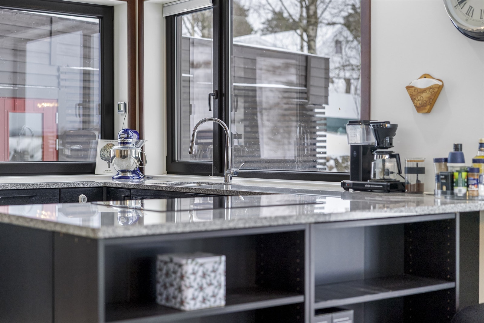 Gjennomtenkte detaljer som underlimt vask og rikelig med benkeplass i granitt. Galleribilde