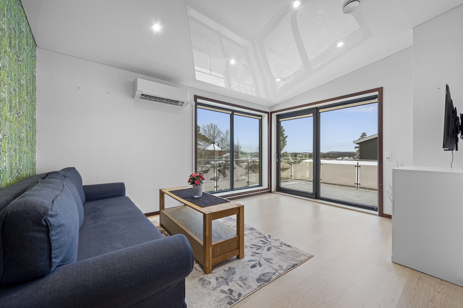 Loftstuen gir ekstra fleksibilitet og har direkte utgang til en solrik veranda. Galleribilde