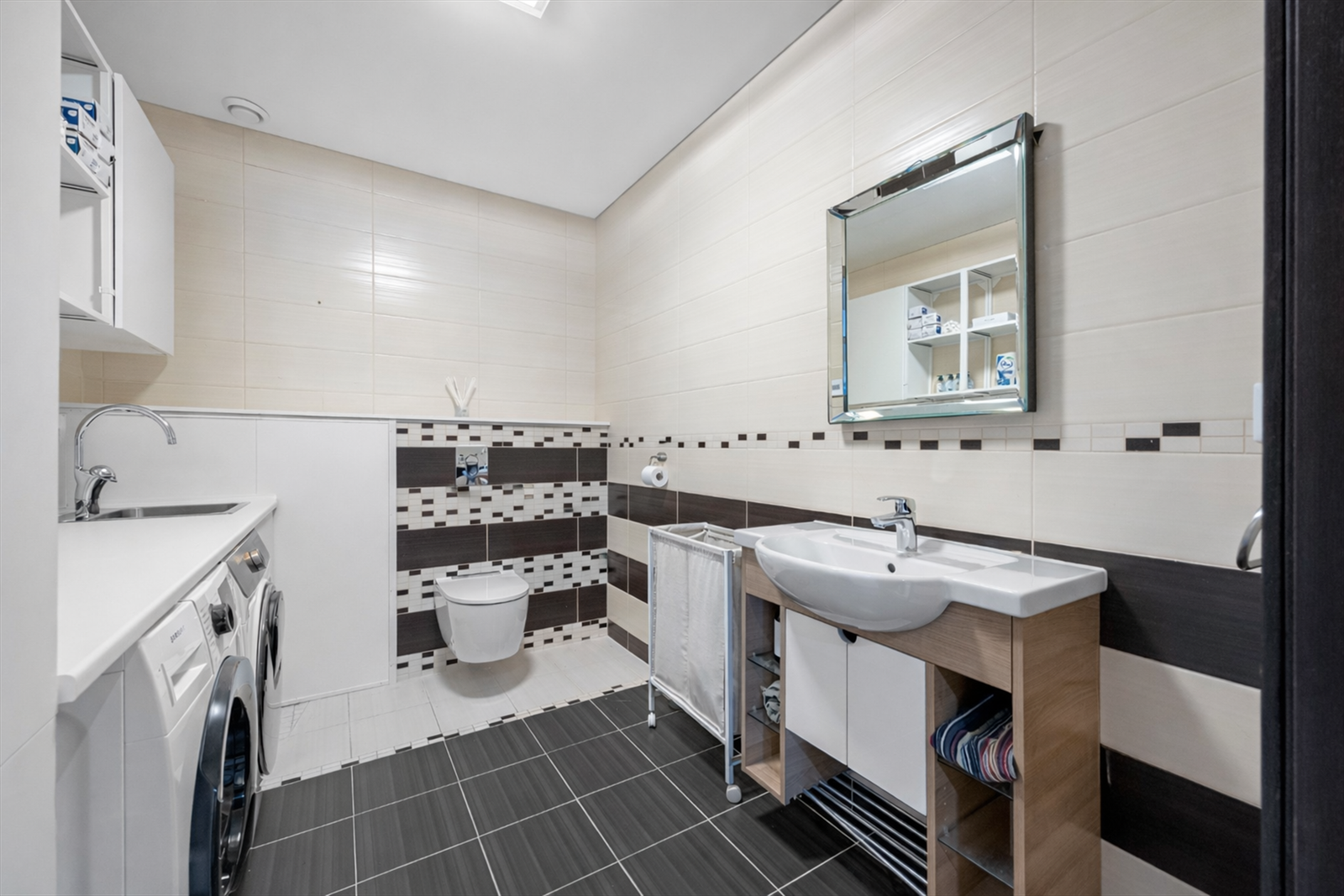 Etasjen har et stort og praktisk vaskerom med toalett, servant og utslagsvask. Galleribilde