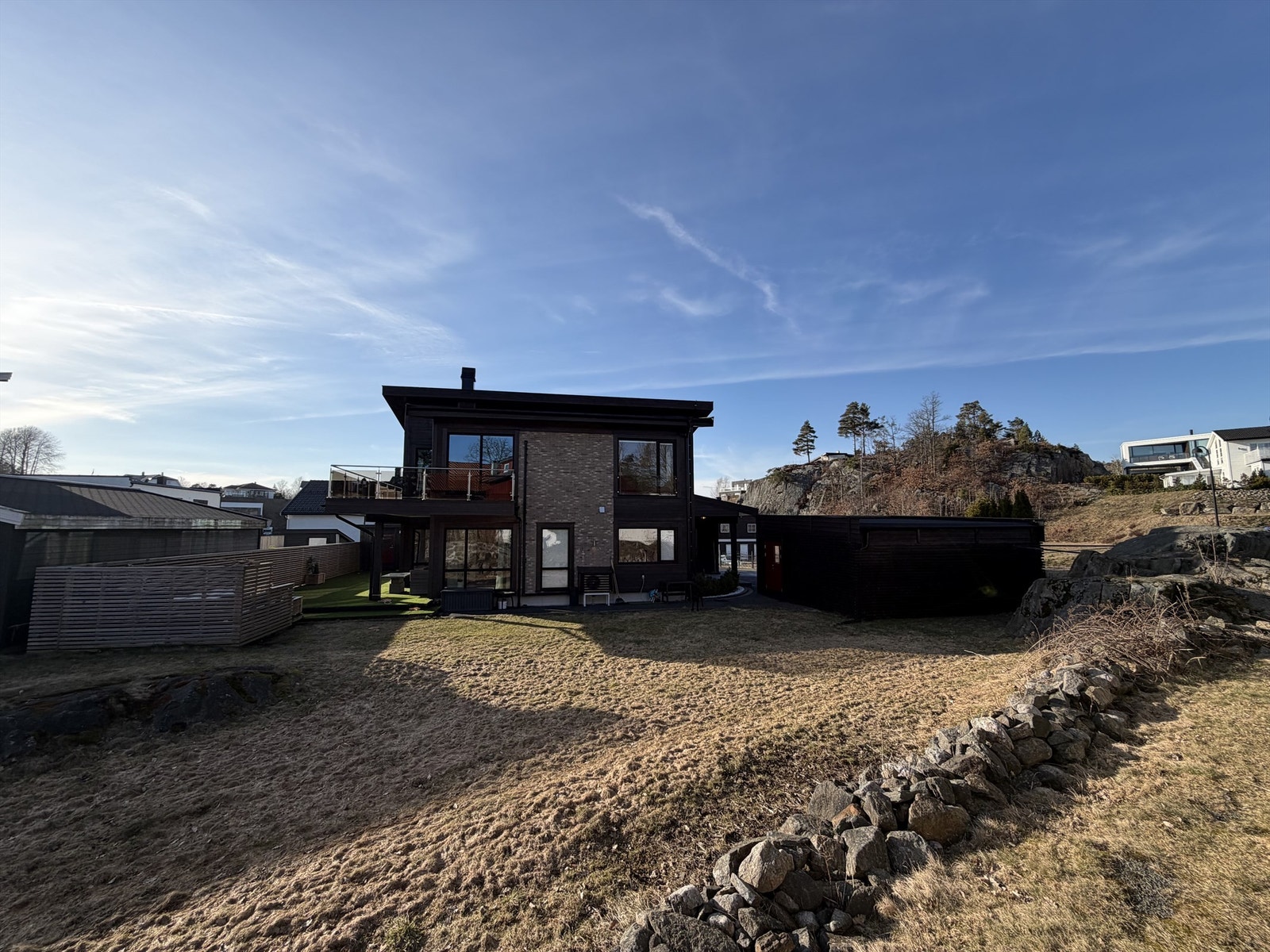 Boligen har flere uteplasser og en praktisk, overbygget inngang på baksiden. Galleribilde