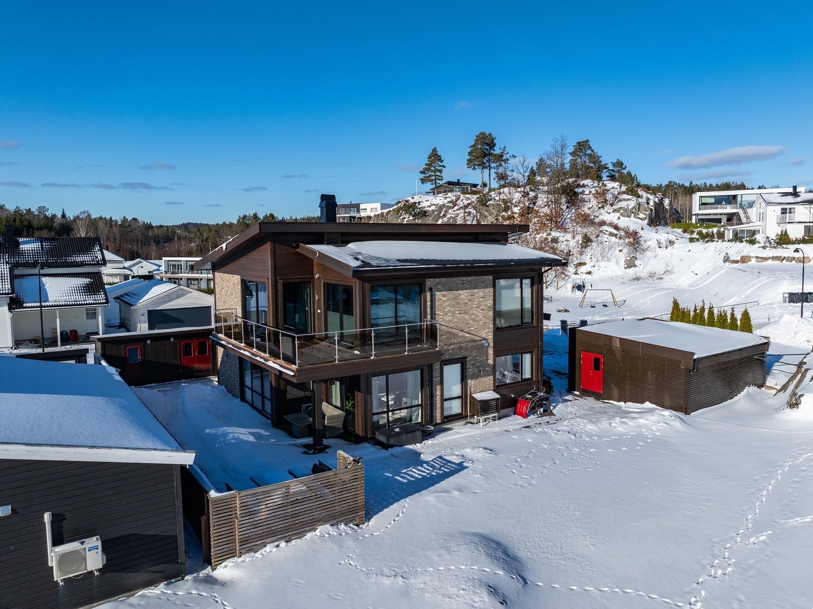 En arkitektonisk særpreget enebolig med gjennomførte detaljer og flere uteplasser. Galleribilde