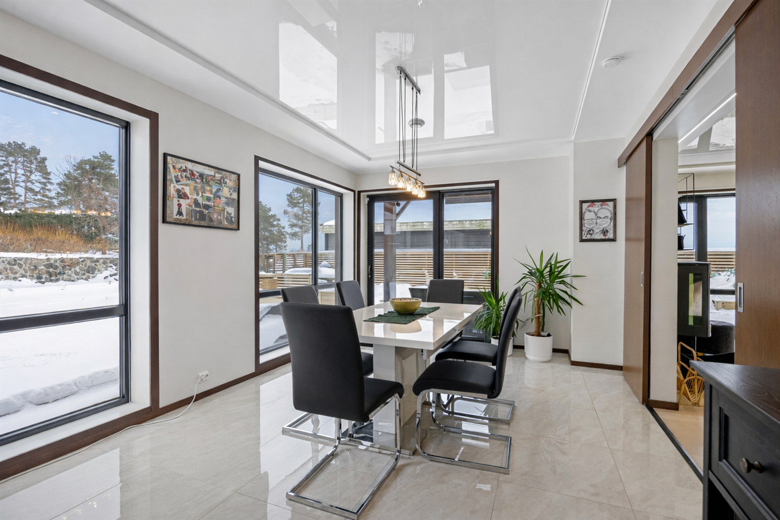 Spisestuen har plass til et stort spisebord for hyggelige sammenkomster. Galleribilde