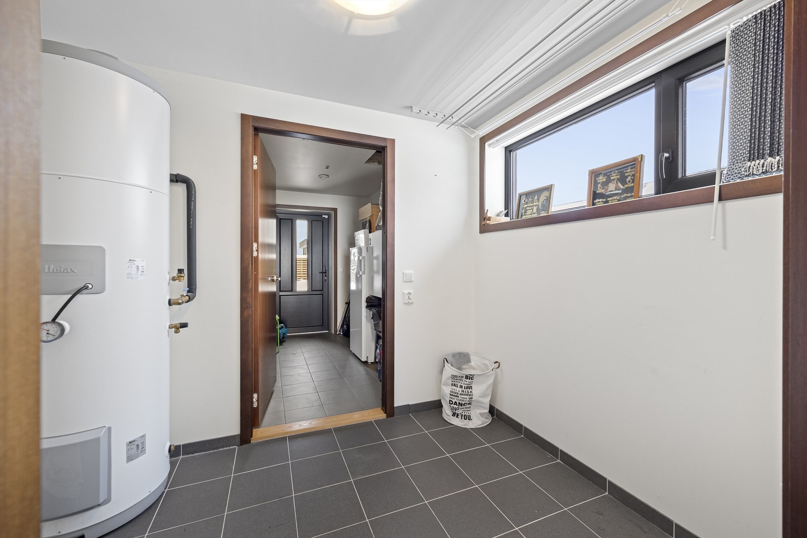 Praktisk teknisk rom med varmtvannsbereder og ekstra lagringsplass. Galleribilde