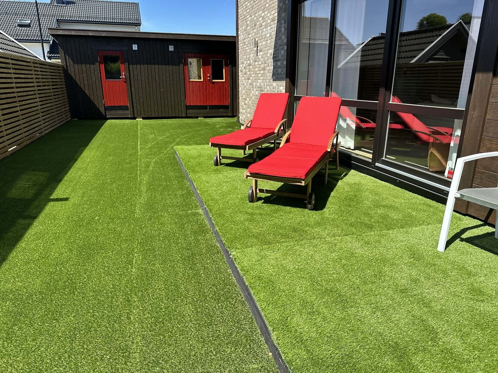 Lune og fine terrasser og uteområde Galleribilde