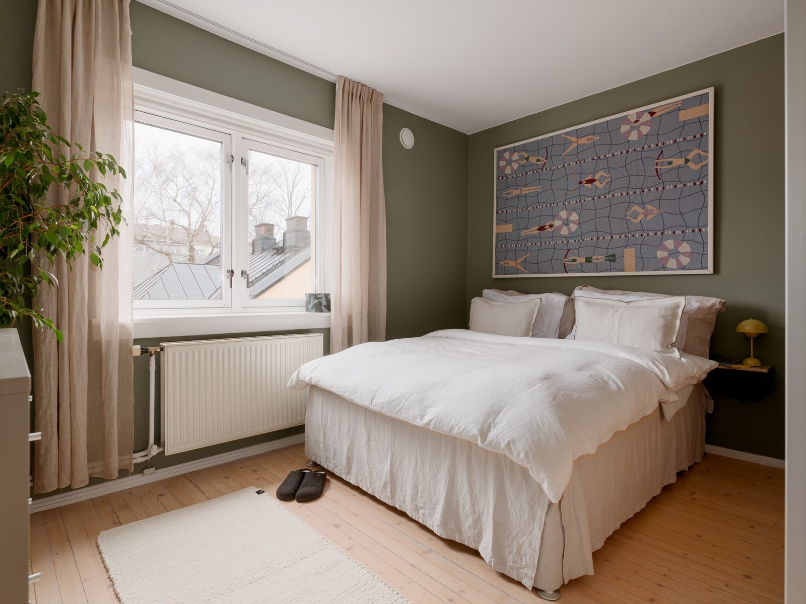 Soverommet vender mot en rolig gate og har god plass til dobbeltseng og tilhørende nattbord. Galleribilde
