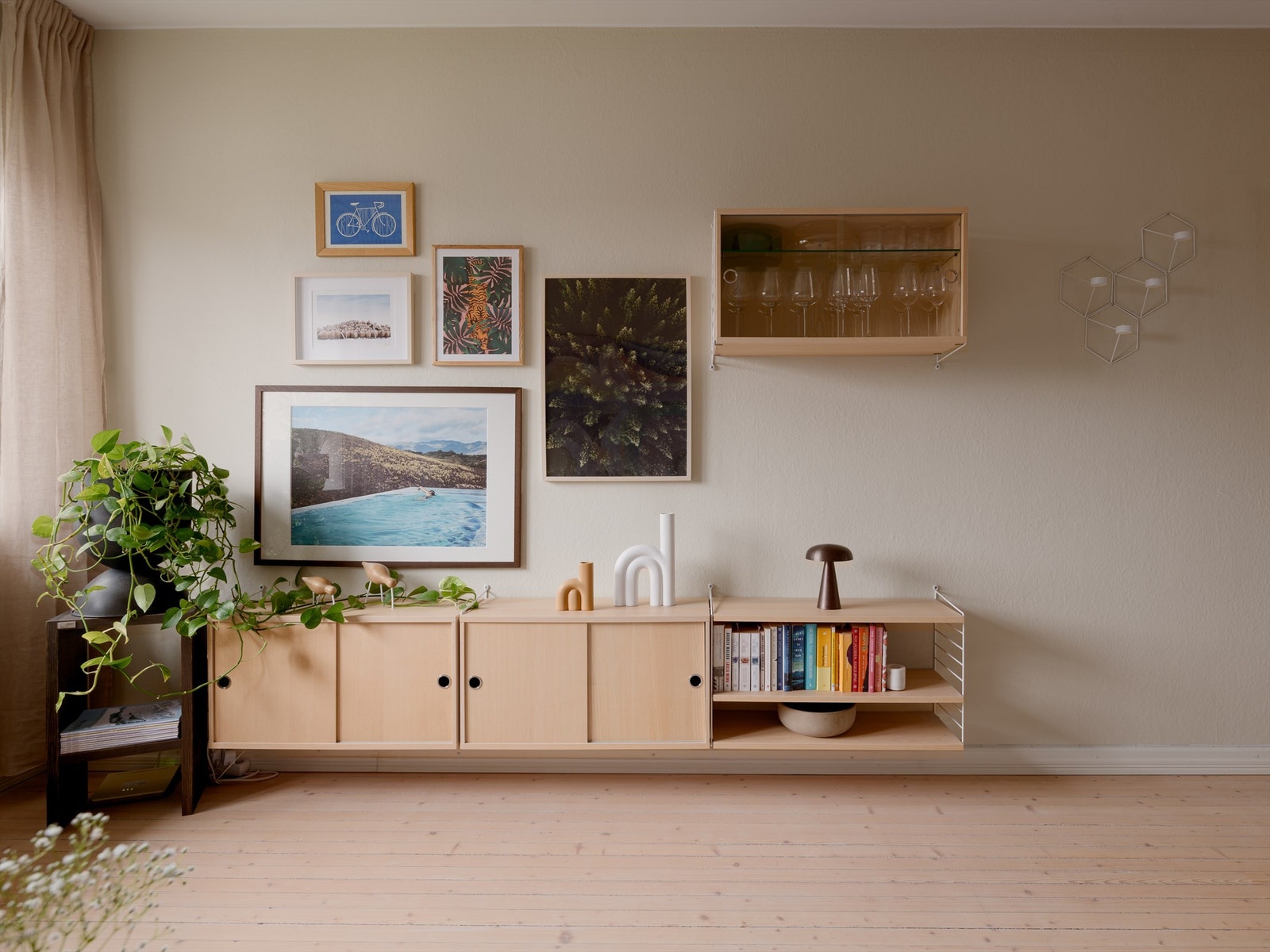 Overflatene er holdt i duse og behagelige nyanser. Galleribilde