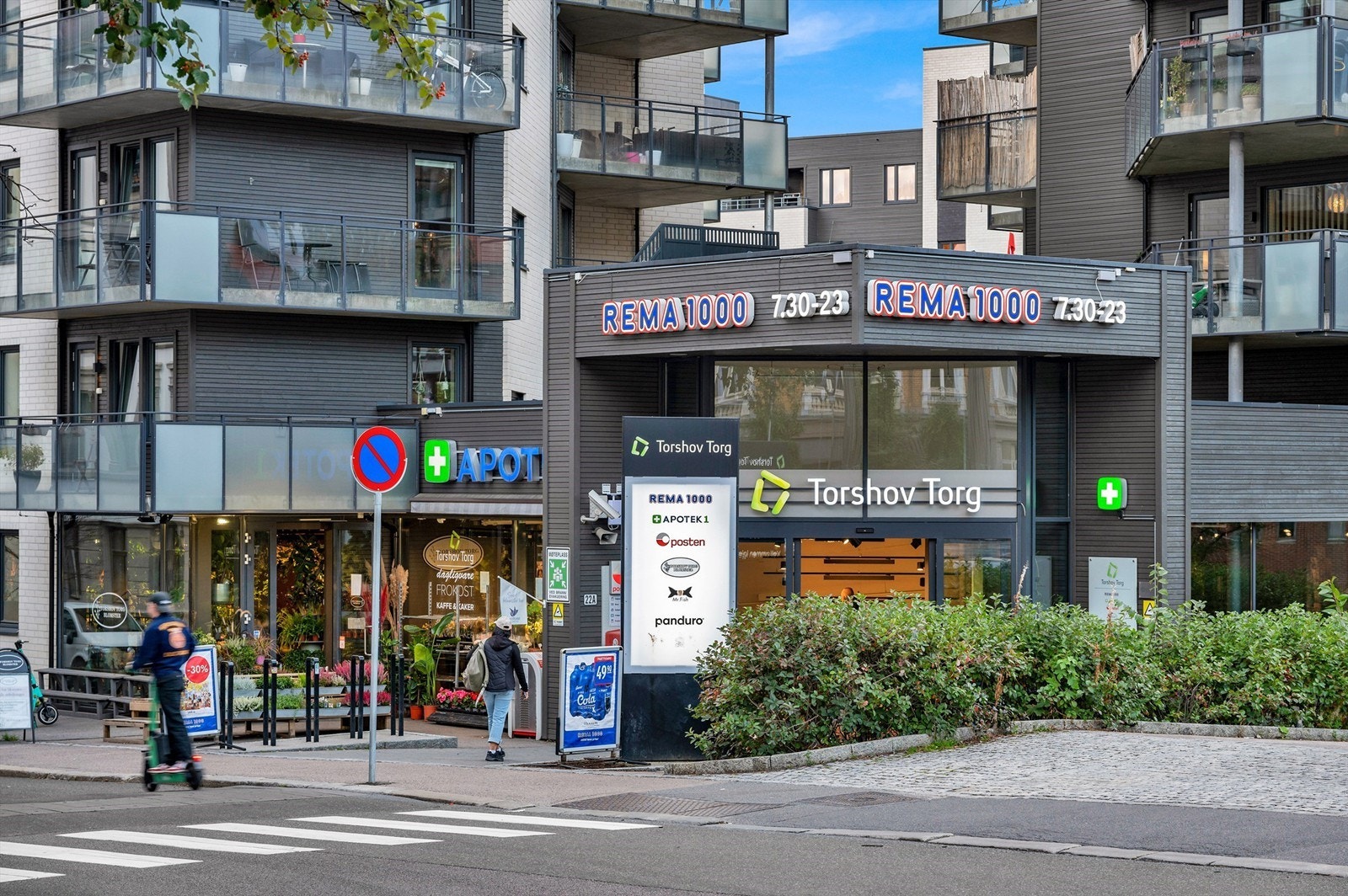 Gode handlemuligheter med butikker Rema 1000 på Torshov torg, Kiwi, Coop Extra, diverse andre grønnsaksbutikker og slakter Strøm-Larsen, samt døgnåpne Deli de Luca og 7-Eleven. Søndagsåpne butikker som Bunnpris og Joker ved Ringnes park. Galleribilde