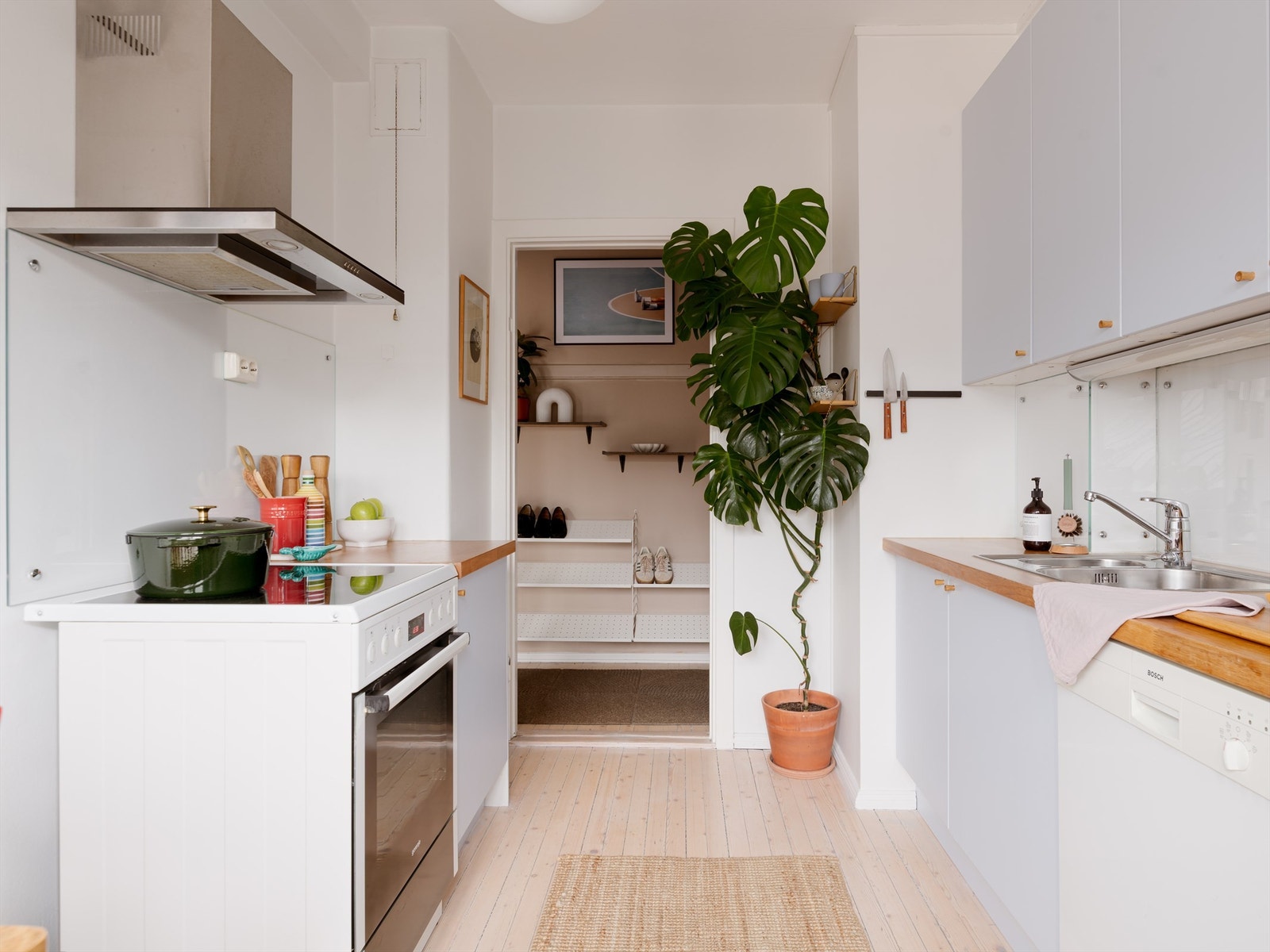 Kjøkkenet er utstyrt med kullfilterventilator og har opplegg for både komfyr og oppvaskmaskin. Galleribilde