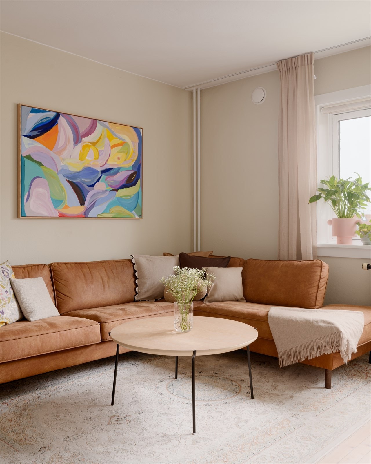 Her er det god plass til en komfortabel sofakrok med tilhørende salongbord. Galleribilde
