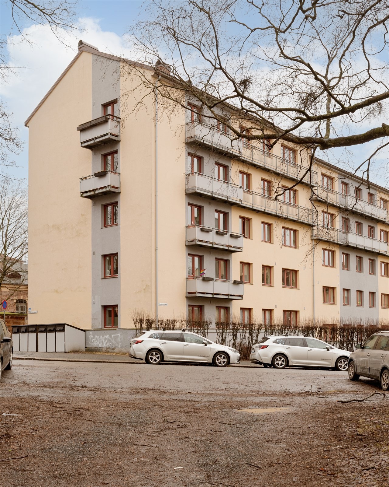 Bygget er fra 1939 og tilhører Presidentgaten borettslag, som er tilknyttet OBOS. Galleribilde